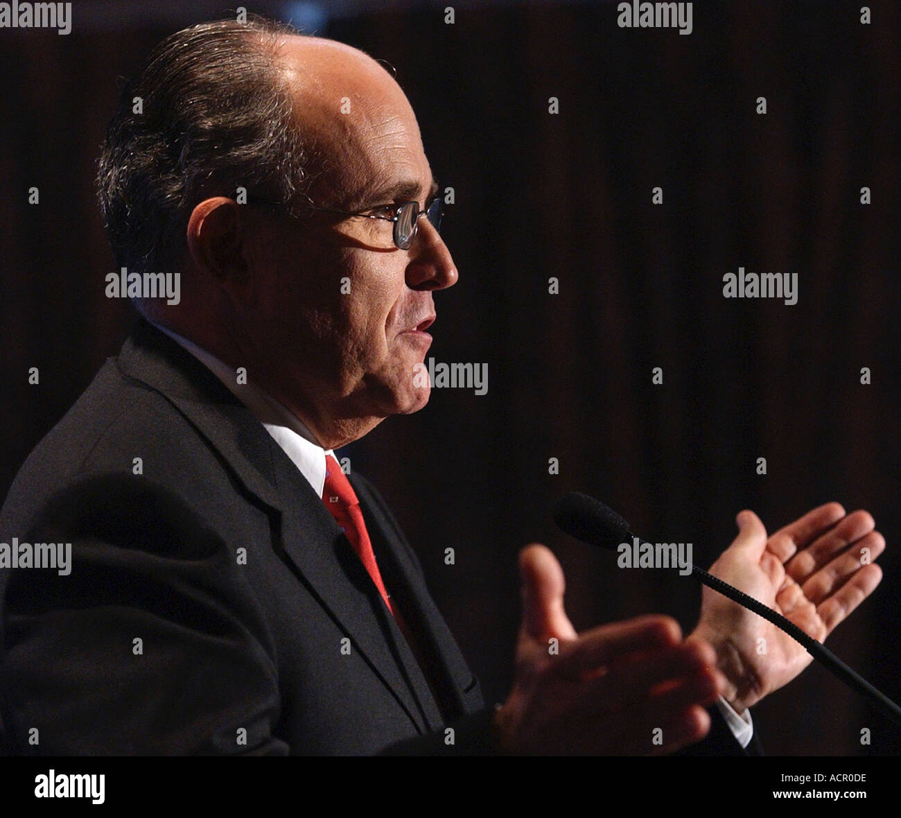 Ancien maire de la ville de New York, Rudolph Giuliani parle sur un podium Banque D'Images