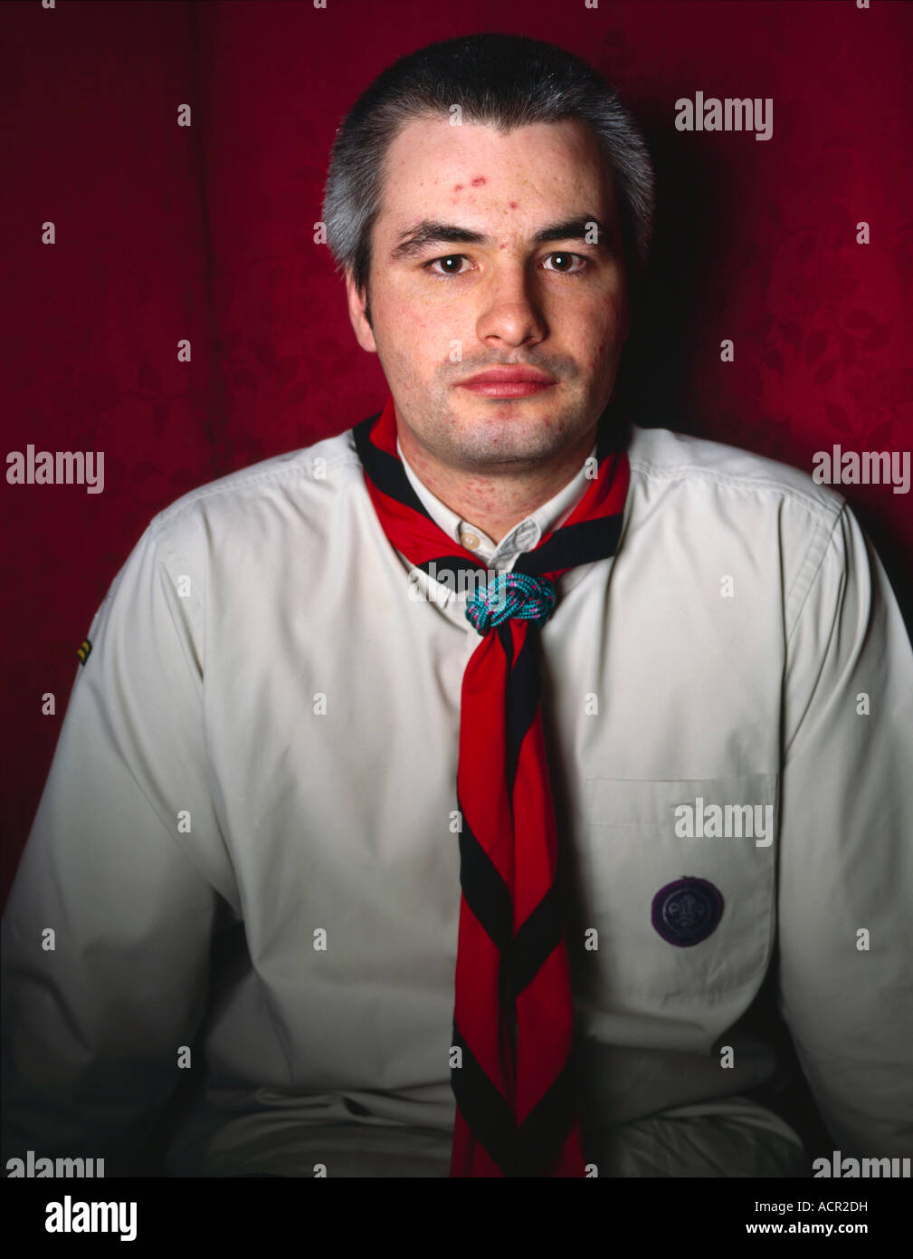 Portrait grand format d'un jeune chef scout de la troupe 11e North Leeds Leeds West Yorkshire UK Banque D'Images