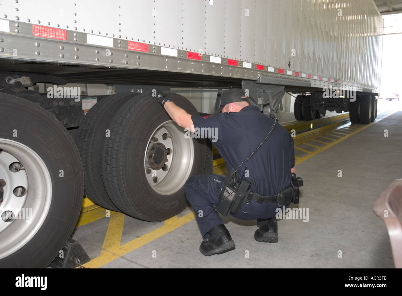 State Trooper patrouille inspecte un camion commercial ( camion ) à une station de pesage sur la I-80 en direction de l'Est. Nebraska State Patrol, USA. Banque D'Images