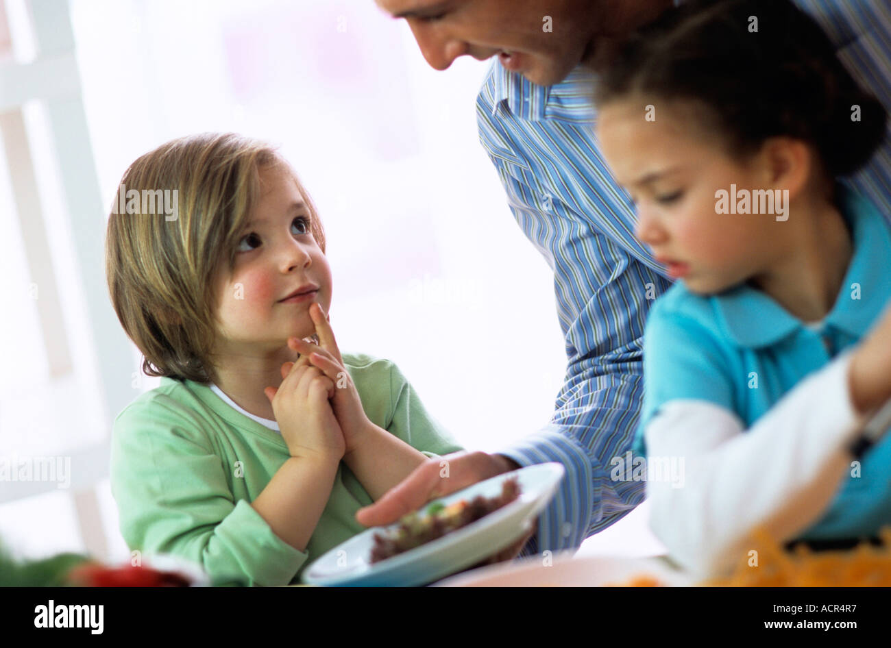 Père holding salad pour enfants (4-7) Banque D'Images