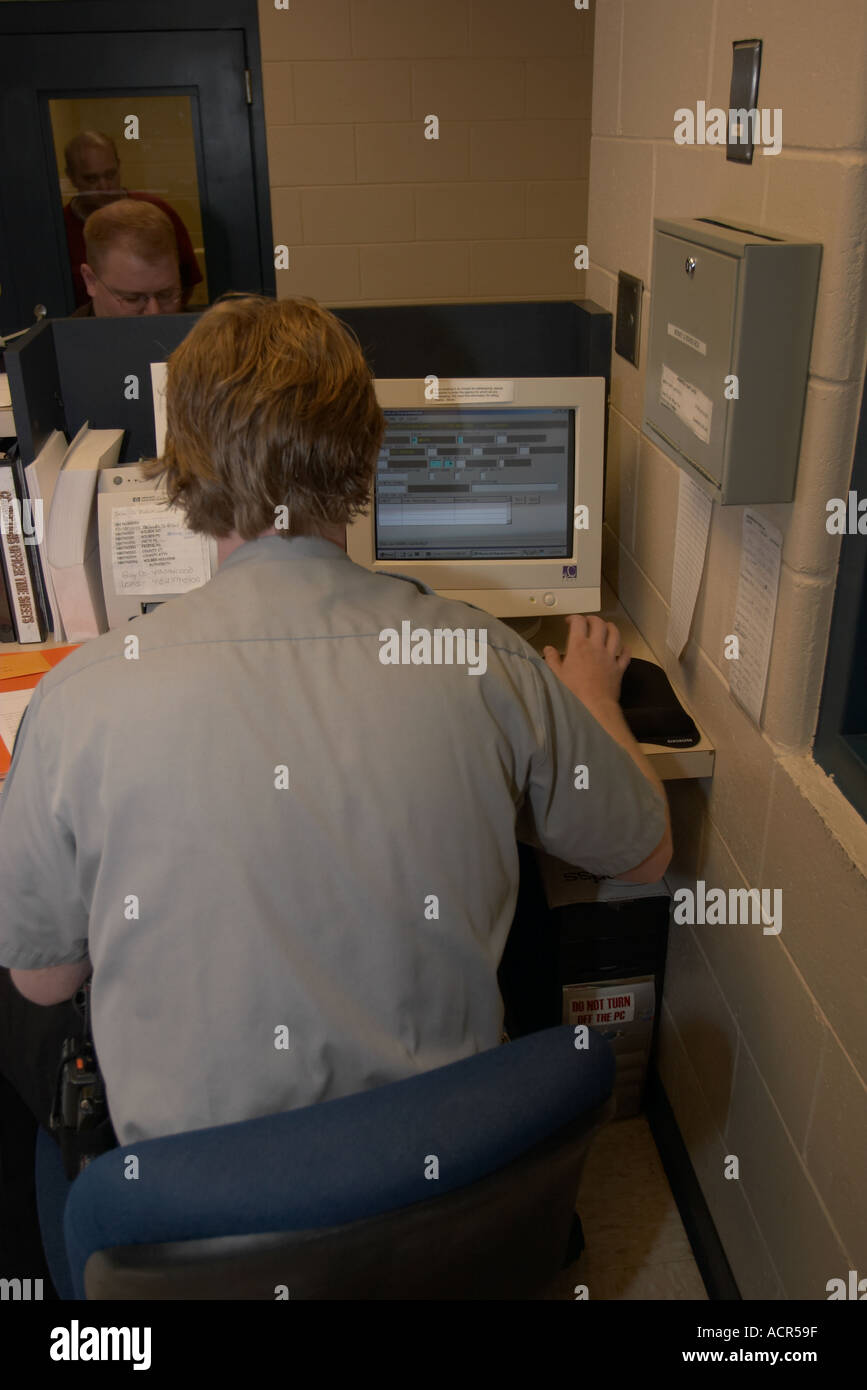 Réservation prison Entrer l'information dans un système informatique Saline Comté Sheriff s Office Nebraska Banque D'Images