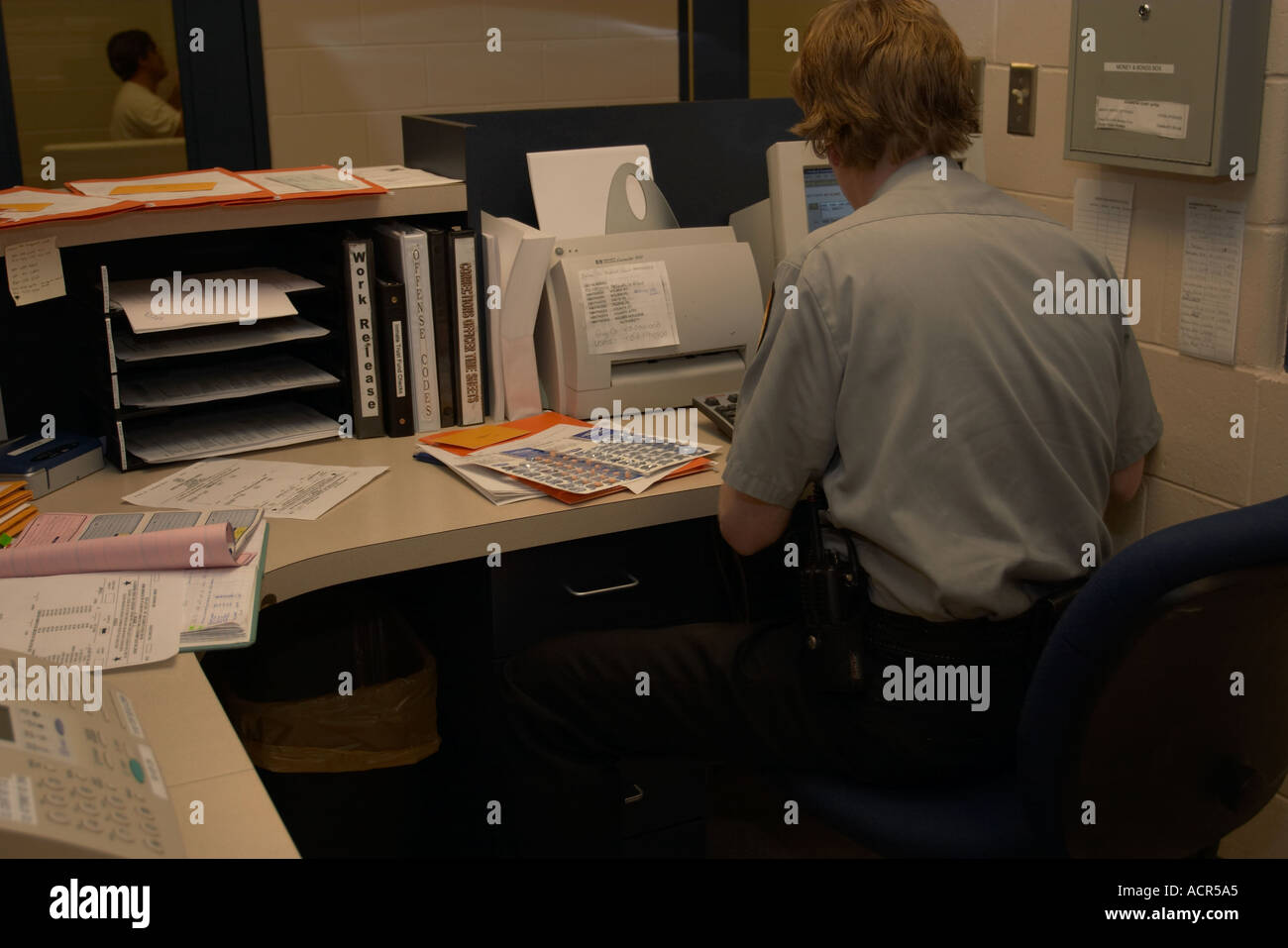 Réservation prison Entrer l'information dans un ordinateur au bureau du shérif du comté de Saline Nebraska Banque D'Images