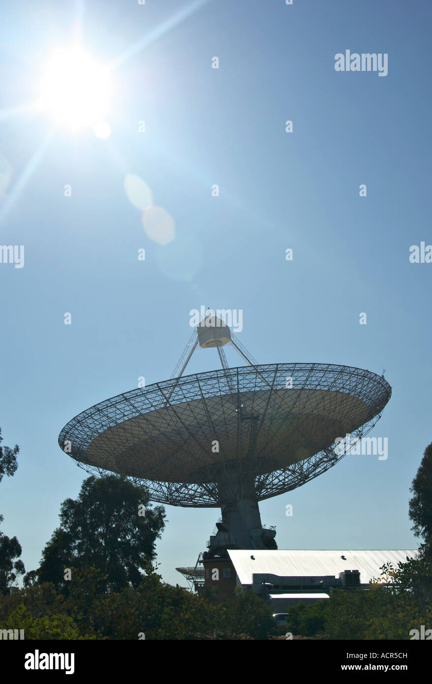 L'immense antenne satellite c'est le récepteur pour le radiotélescope de Parkes Banque D'Images