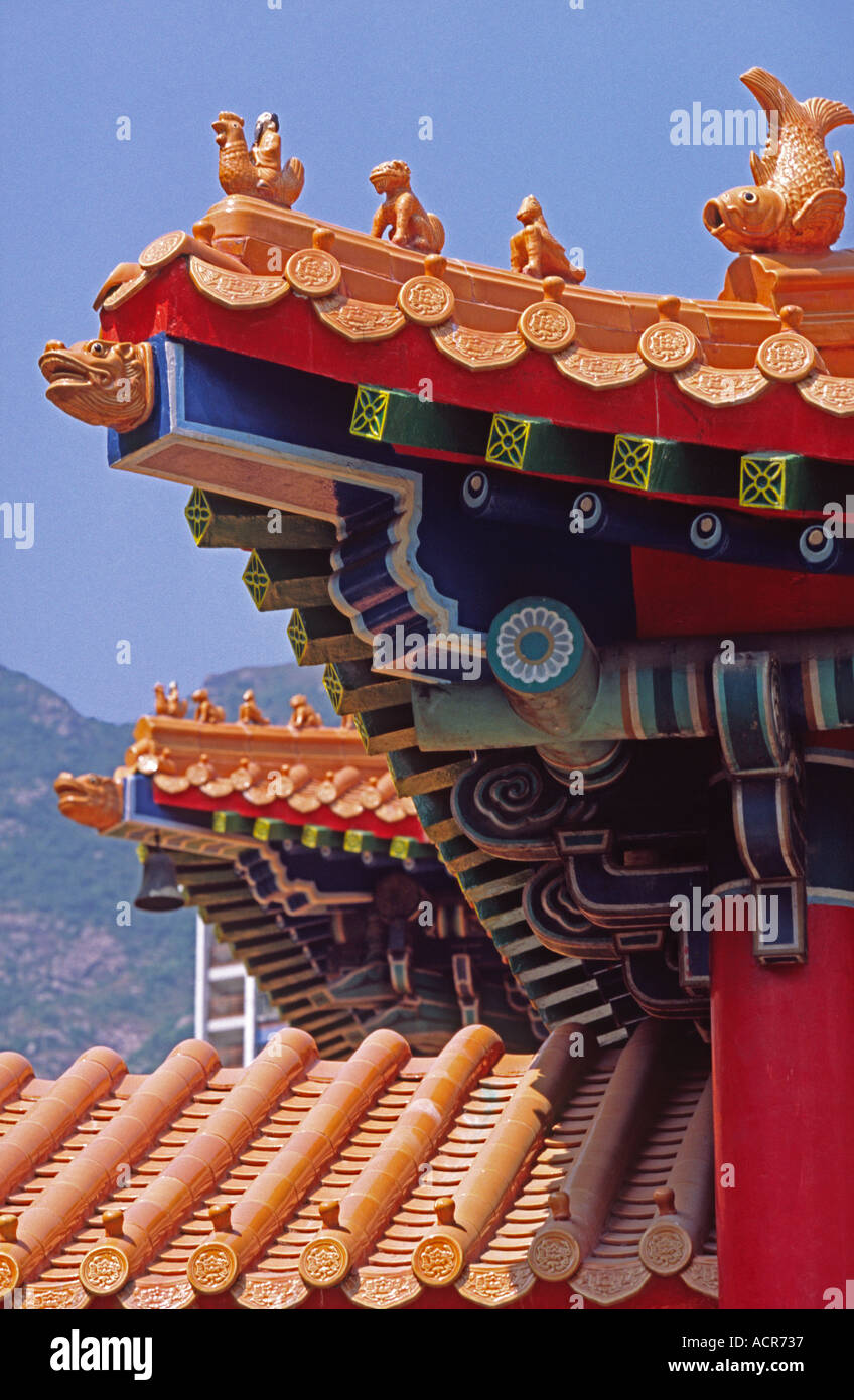 Décorations sur le toit traditionnel le Temple de Wong Tai Sin 2 Banque D'Images