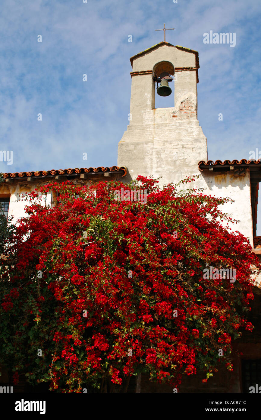 Les fleurs et le Corridor Nord lors de l'Historique Mission San Juan Capistrano Orange County en Californie Banque D'Images