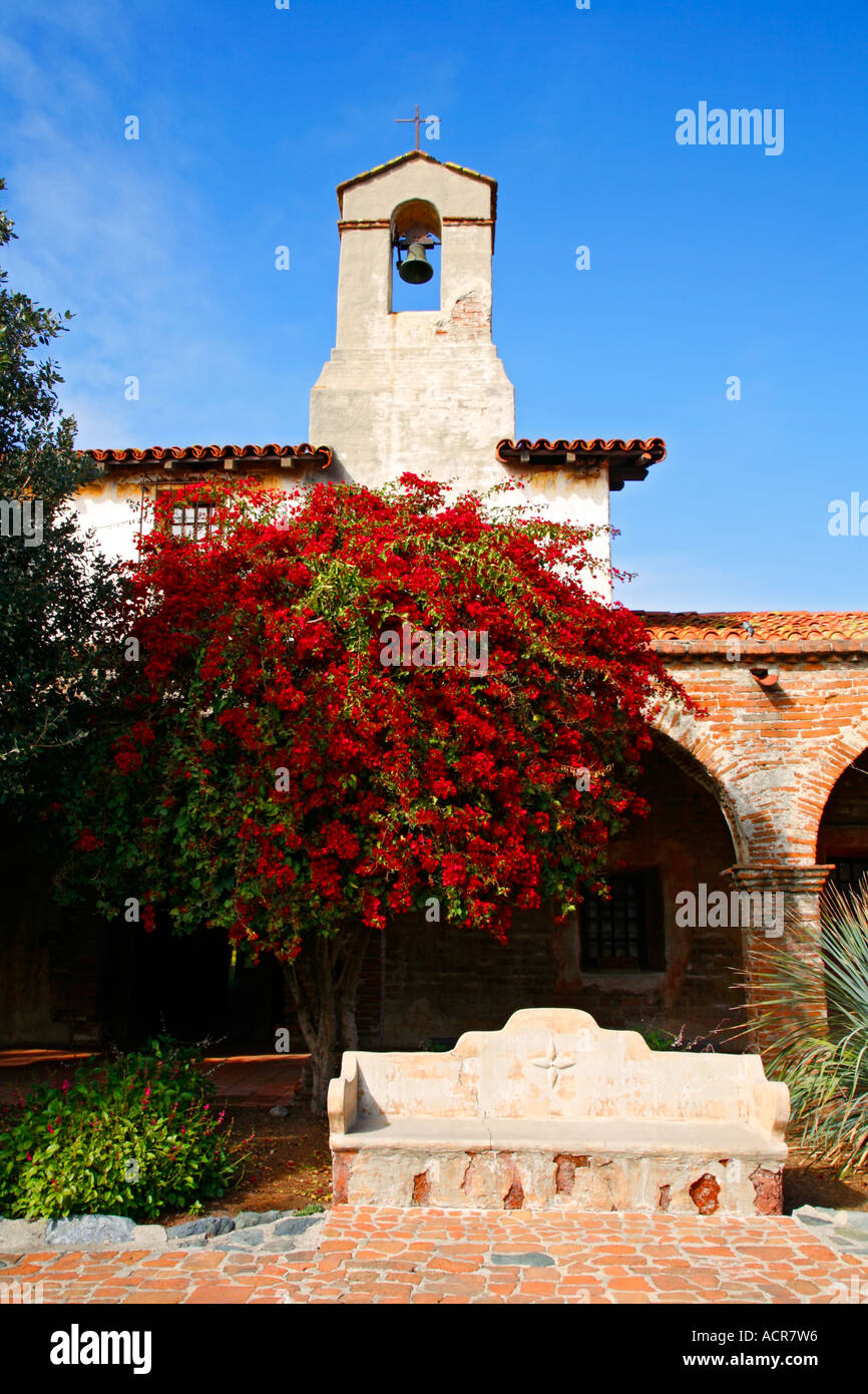 Les fleurs et le Corridor Nord lors de l'Historique Mission San Juan Capistrano Orange County en Californie Banque D'Images