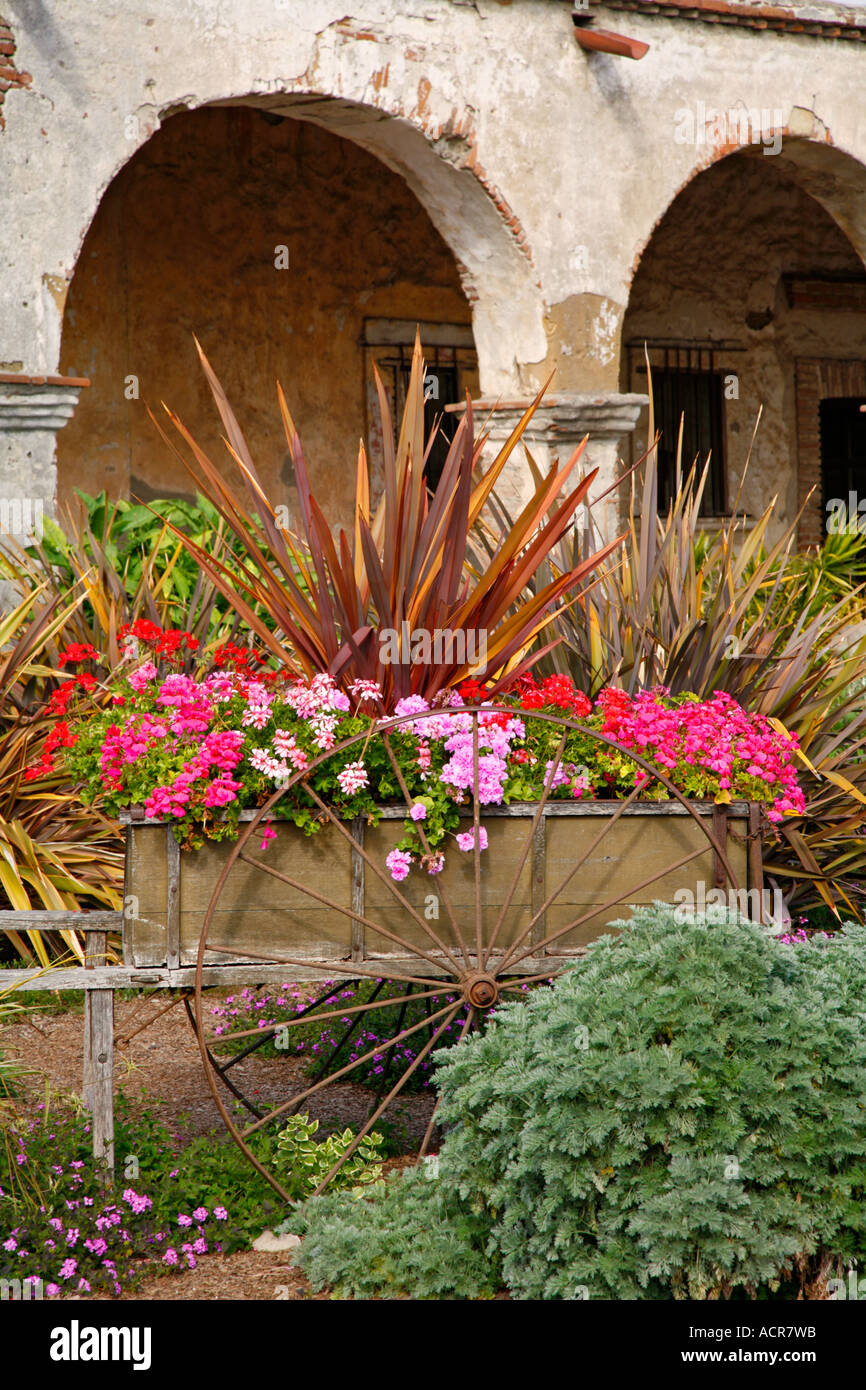 Fleurs à l'Historique Mission San Juan Capistrano Orange County en Californie Banque D'Images