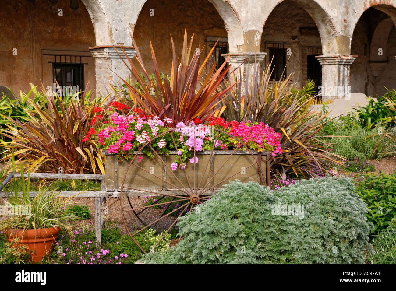 Fleurs à l'Historique Mission San Juan Capistrano Orange County en Californie Banque D'Images