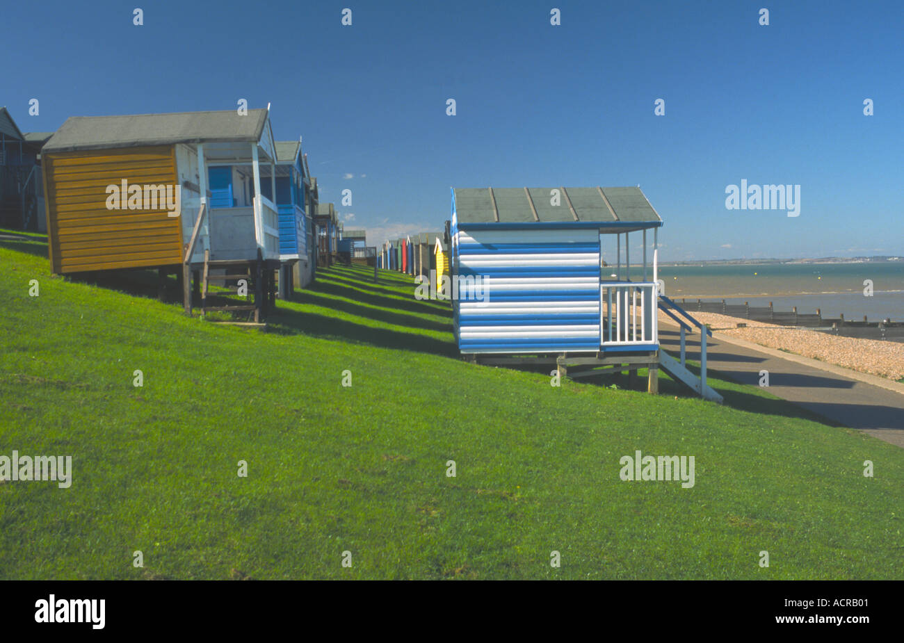 Cabines de plage multicolores sur les pentes de Whitstable Kent Angleterre Tankerton Banque D'Images