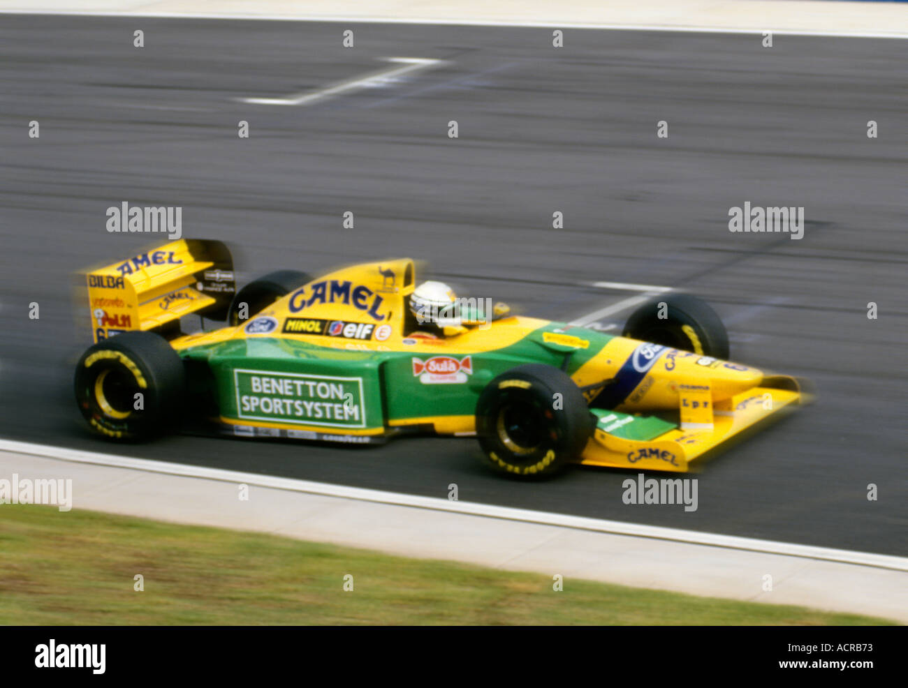 Riccardo Patrese dans sa voiture 01 Benetton l'accélération le long de la  ligne droite à l'Afrique du Sud 1993 Grand Prix de Formule 1 Photo Stock -  Alamy