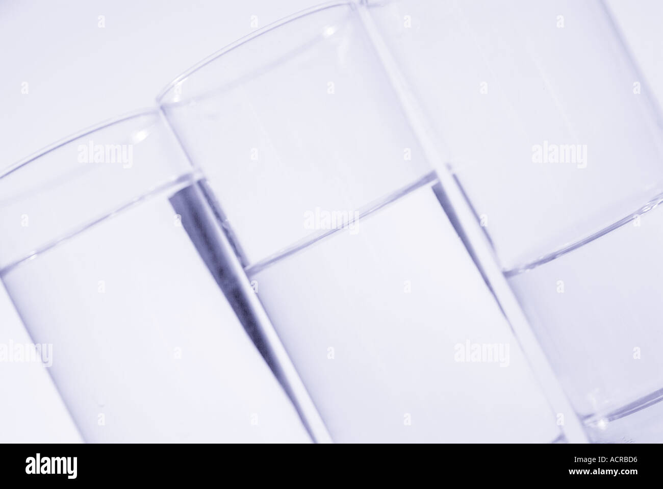 Verre de l'eau h2o boire un liquide clair de la santé de l'ombre consomment alcool alcoolisé gin vodka sprit Banque D'Images