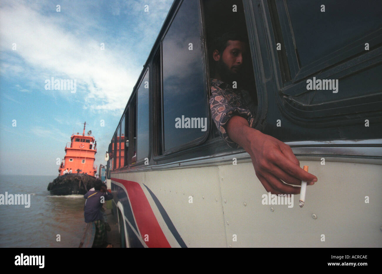 Le Bangladesh homme assis sur le bus pendant son transfert sur un ferry Banque D'Images