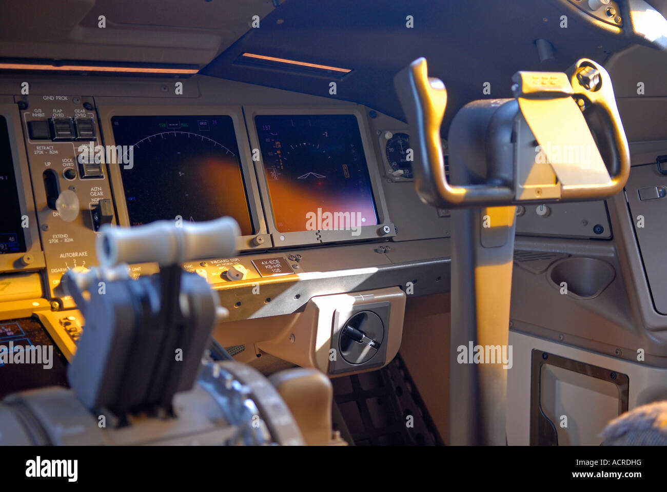 Instruments de vol sur un tableau de bord dans un poste de pilotage d'un Boeing 777, montrant les cadrans d'instrumentation et les chapes de commande Banque D'Images