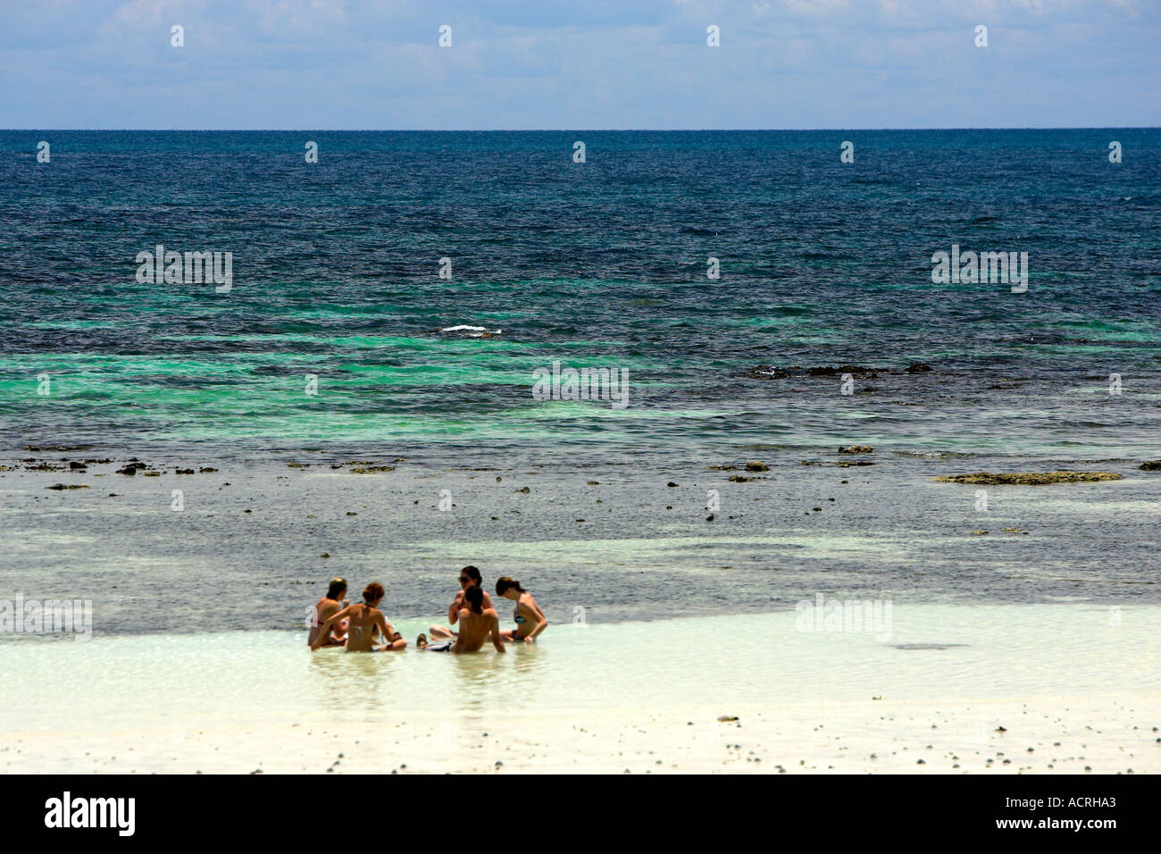Les jeunes se rafraîchir dans les eaux peu profondes Hat Sai Ri beach l'île de Ko Tao Thaïlande Banque D'Images