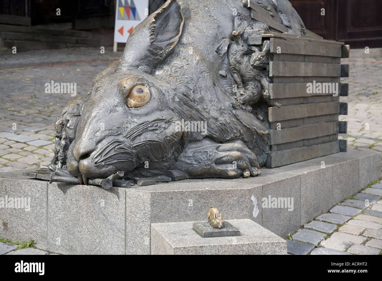 "Le lièvre", un hommage à Dürer par Jürgen Goetz, 1984, Sculpture en bronze, Tiergärtnerplatz Pilatushaus, Nuremberg, Allemagne Banque D'Images