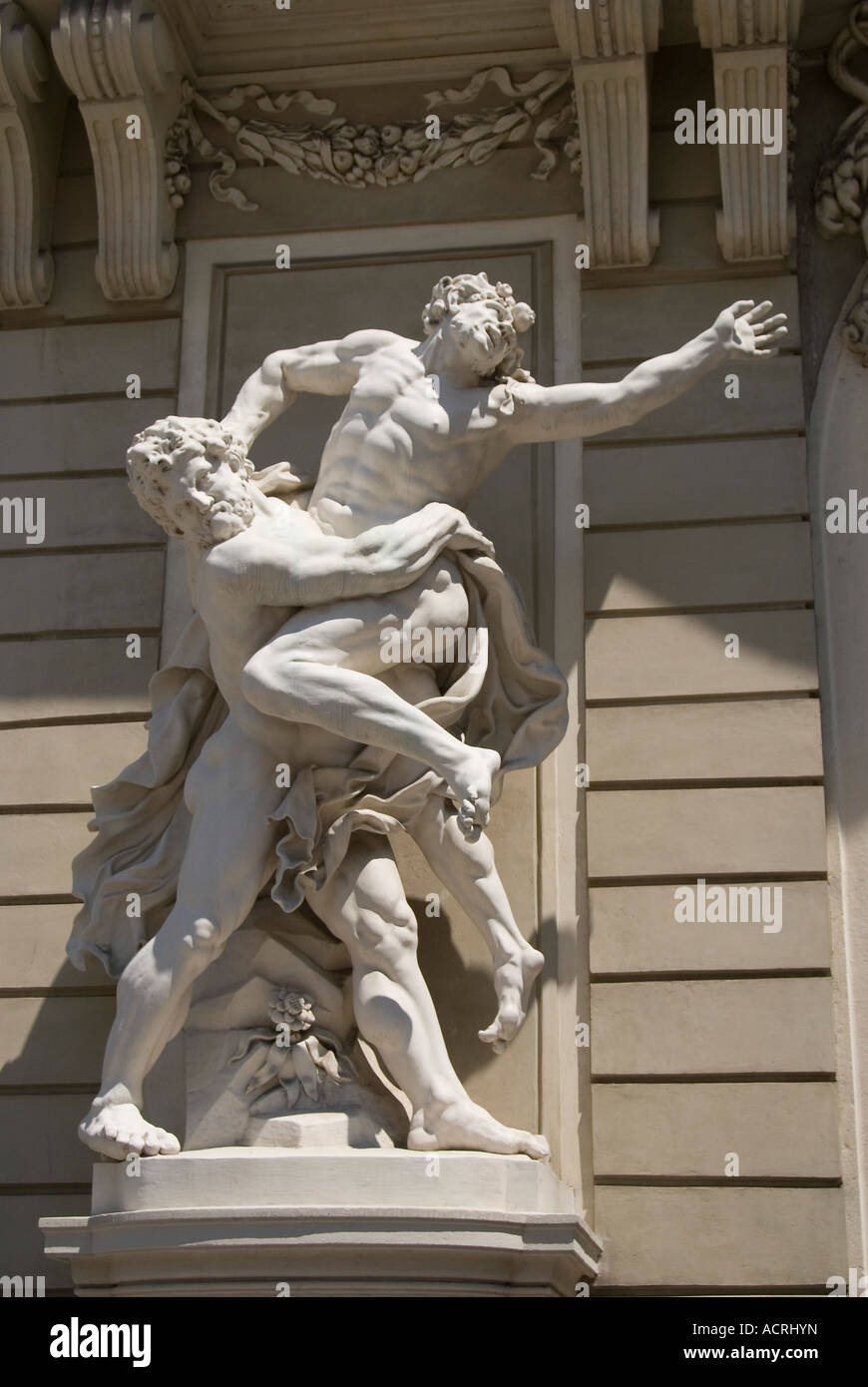 Vienne, Autriche. Cour intérieure : Hofburg de statues. Lutte contre l'Hercules Antaeus Banque D'Images