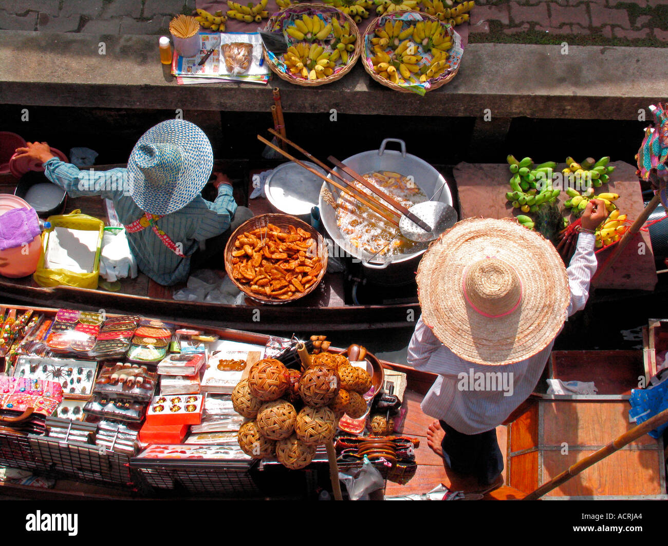 Marché flottant de Damnoen Saduak attraction touristique près de Bangkok en Thaïlande Banque D'Images