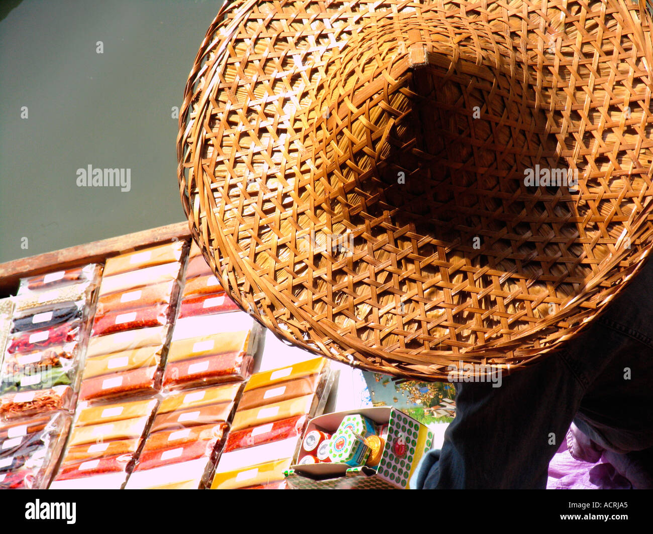 Marché flottant de Damnoen Saduak attraction touristique près de Bangkok en Thaïlande Banque D'Images