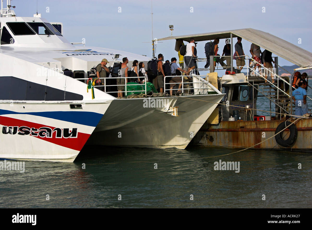 Les passagers débarquent Lompraya catamaran grande vitesse ferry à l'île de Ko Samui Thailande Banque D'Images