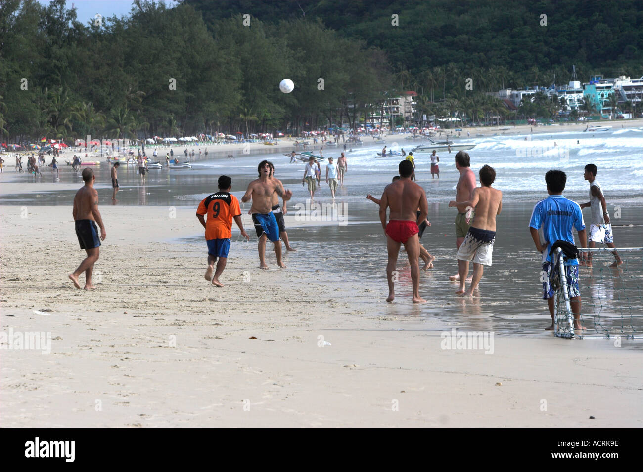 Le soccer sur la plage de Patong, l'île de Phuket en Thaïlande après le tsunami Banque D'Images