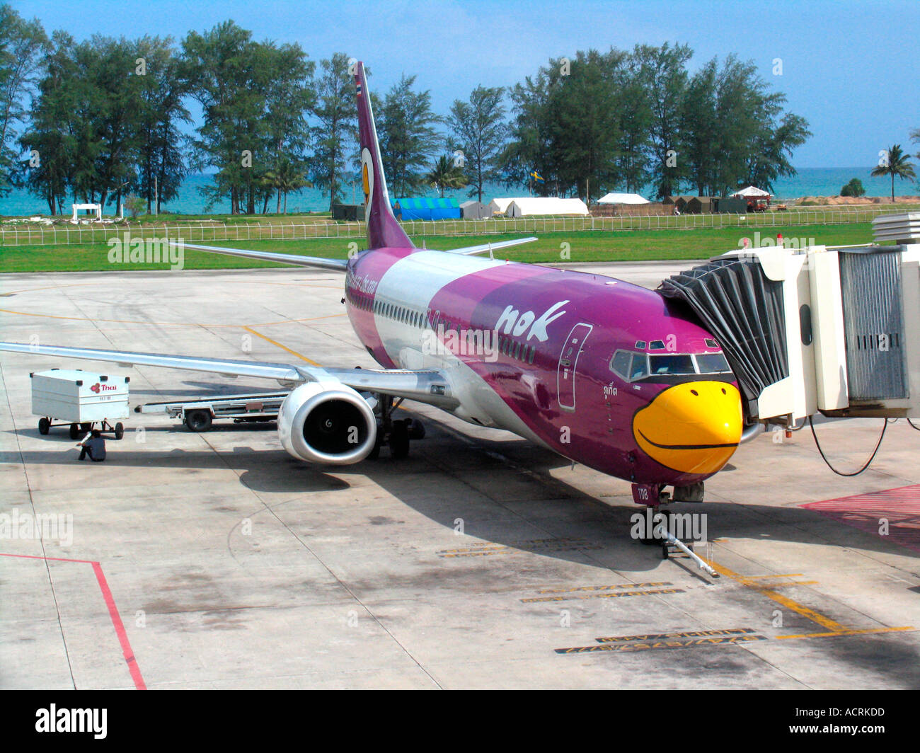Compagnie aérienne Nok Air Boeing 737 avec cône de nez bec des oiseaux à l'aéroport de Phuket en Thaïlande Banque D'Images