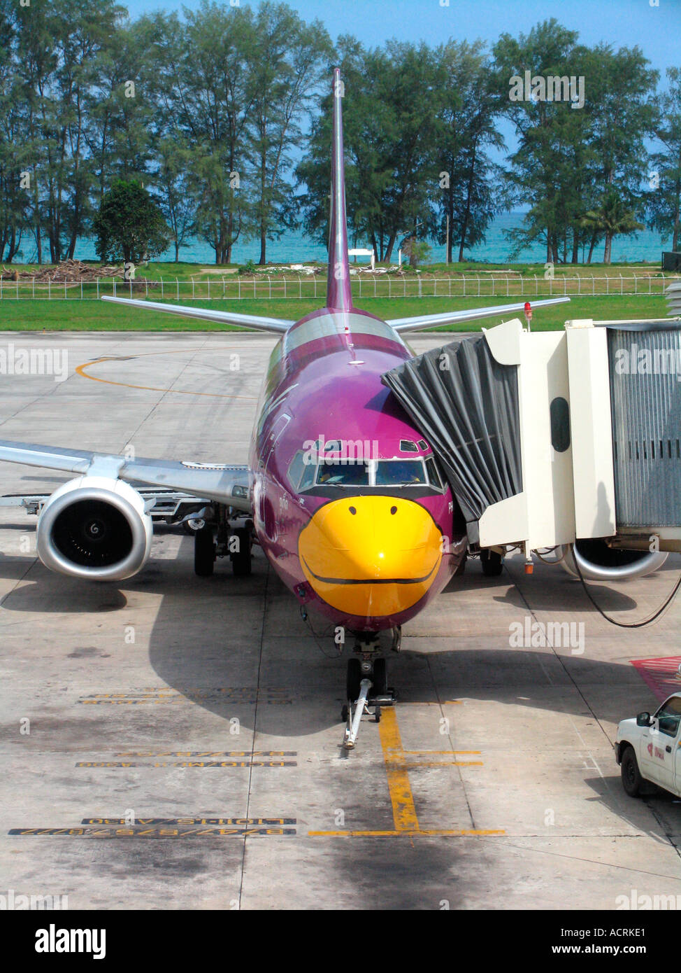 Compagnie aérienne Nok Air Boeing 737 avec cône de nez bec des oiseaux à l'aéroport de Phuket en Thaïlande Banque D'Images