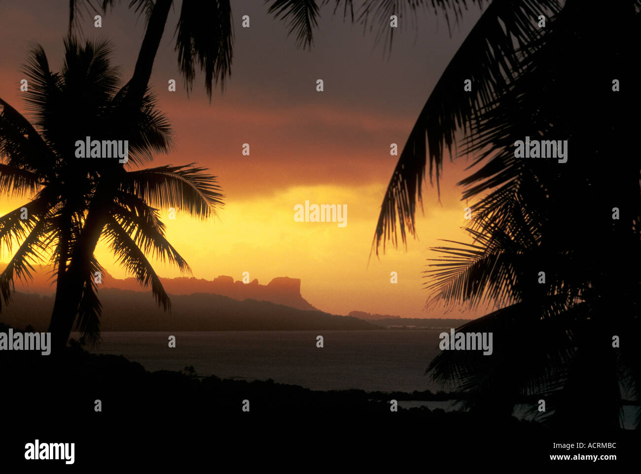 Rock Sokehs Lagoon et de palmiers au coucher du soleil depuis le restaurant et bar de l'Hôtel Village Pohnpei Micronésie Banque D'Images