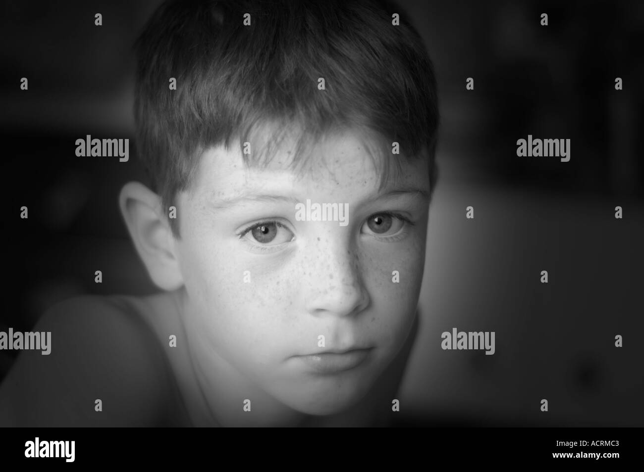 Garçon en mono à la triste Banque D'Images