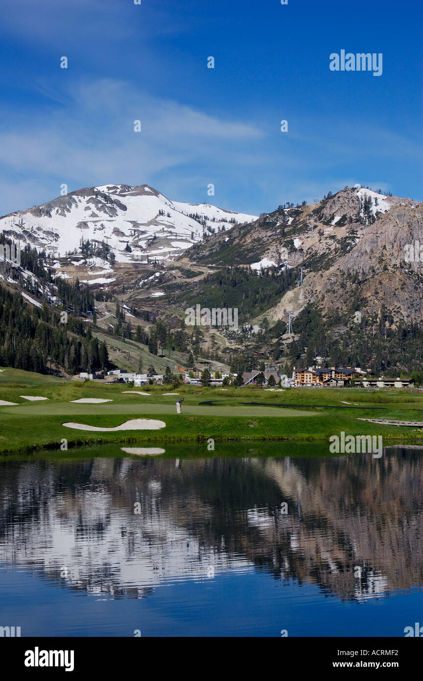 Les pics de la Sierra Nevada Village olympique et golf Resort at Squaw Creek Olympic Valley Lake Tahoe en Californie Banque D'Images
