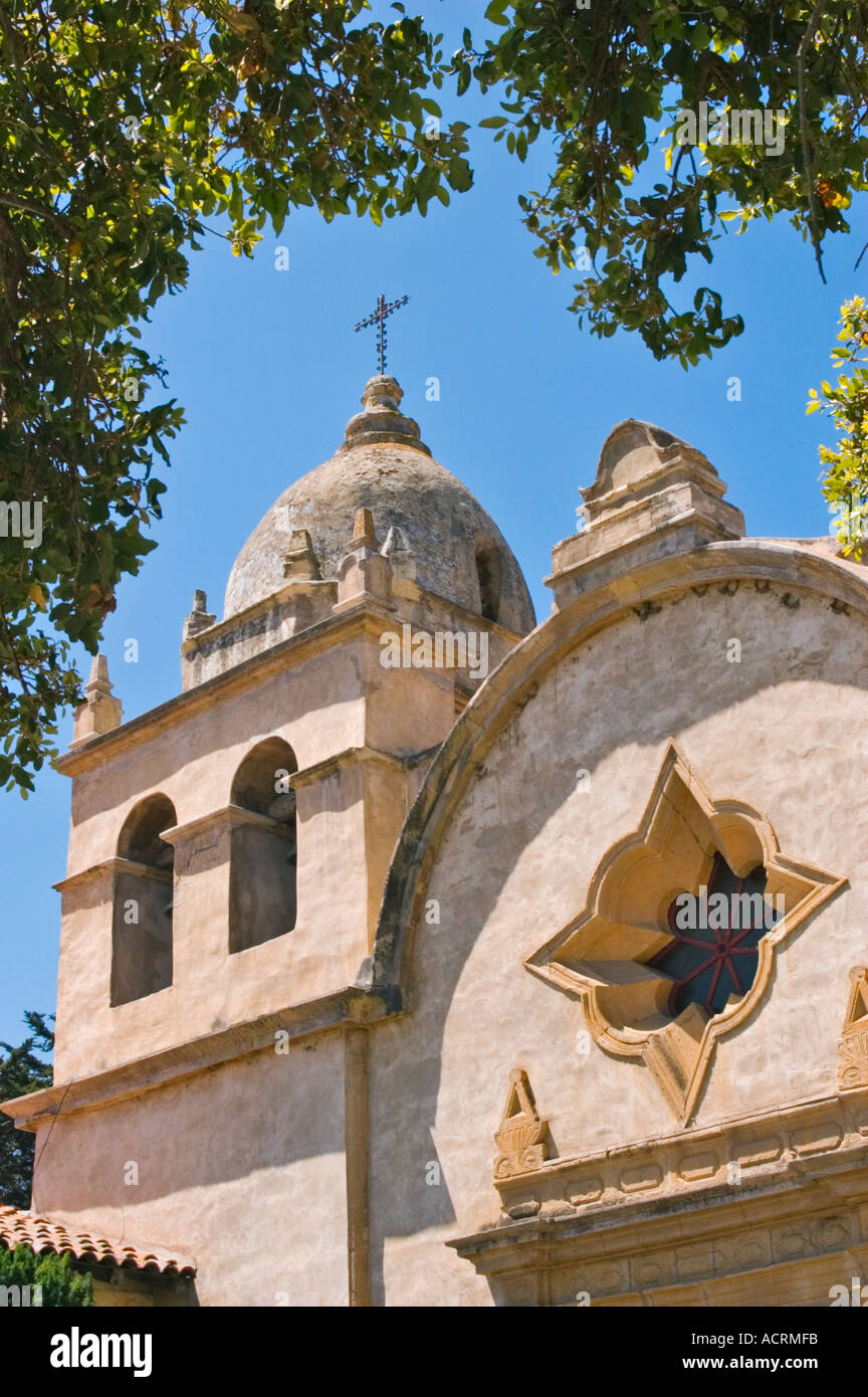Clocher en forme d'étoile et fenêtre à San Carlos Borromeo del Rio Carmelo Carmel Mission Californie Banque D'Images