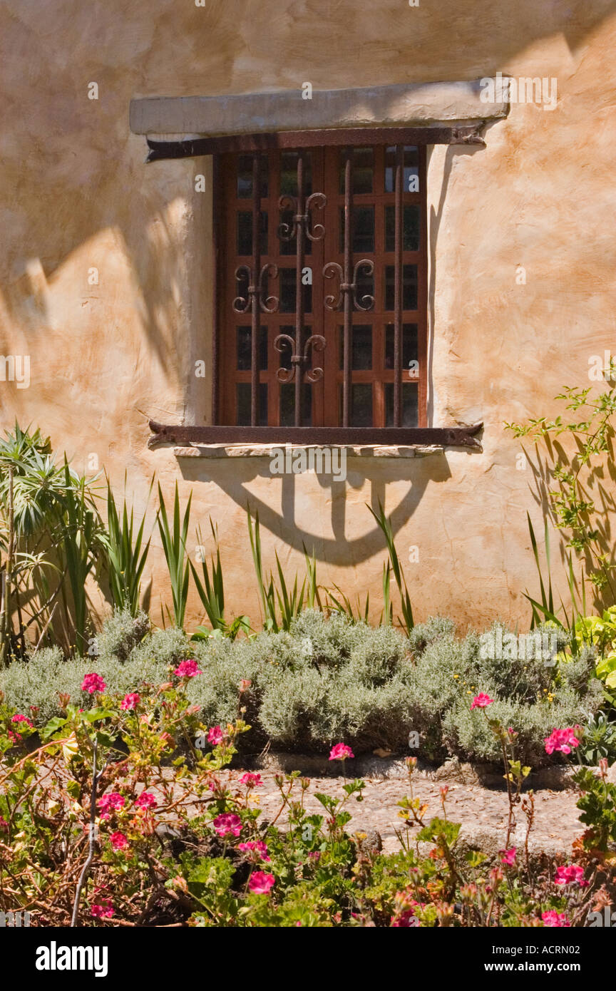 Fenêtre et jardin en cour à San Carlos Borromeo del Rio Carmelo Carmel Mission Californie Banque D'Images