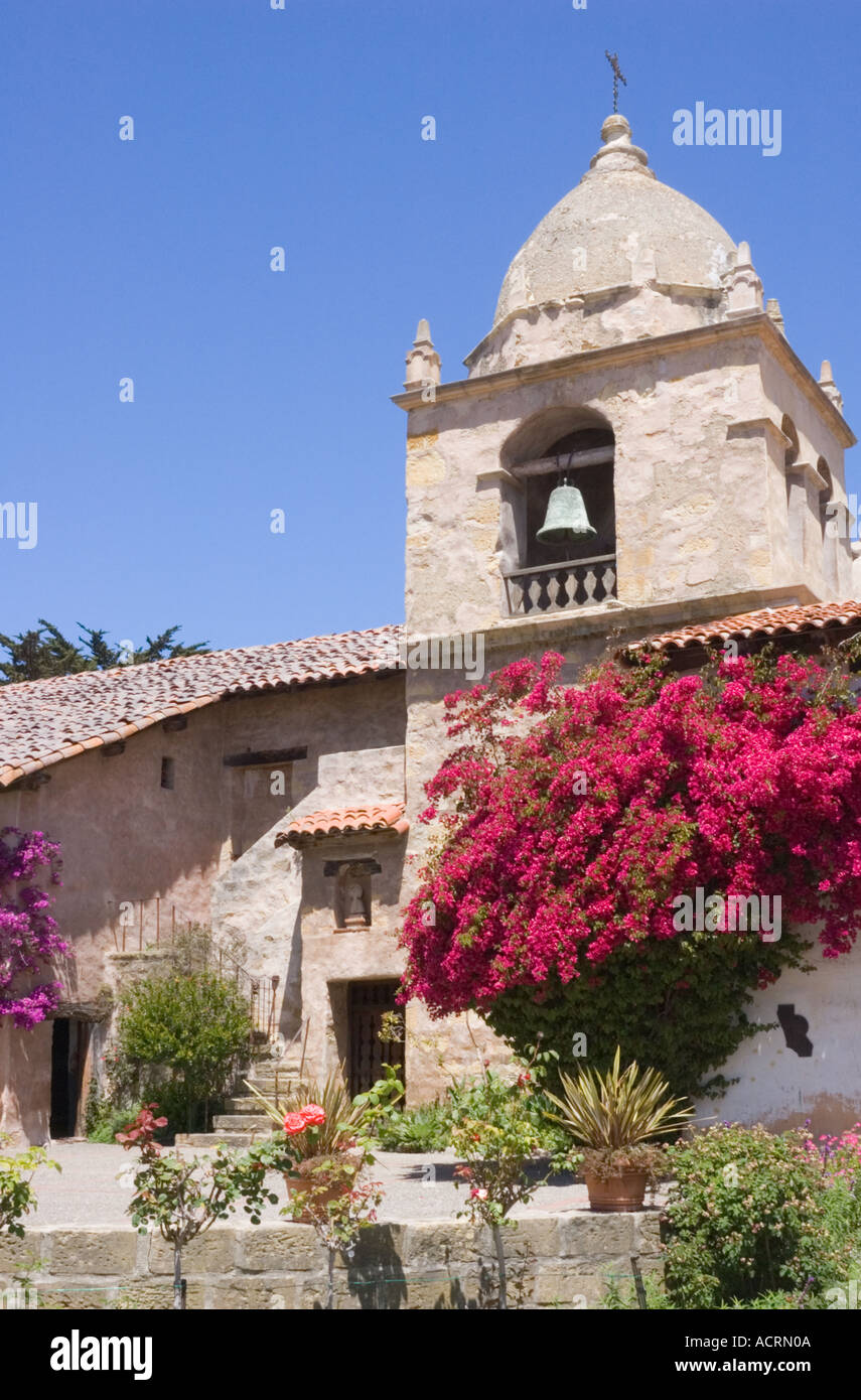 Rue des bougainvilliers et clocher à San Carlos Borromeo del Rio Carmelo Carmel Mission Californie Banque D'Images
