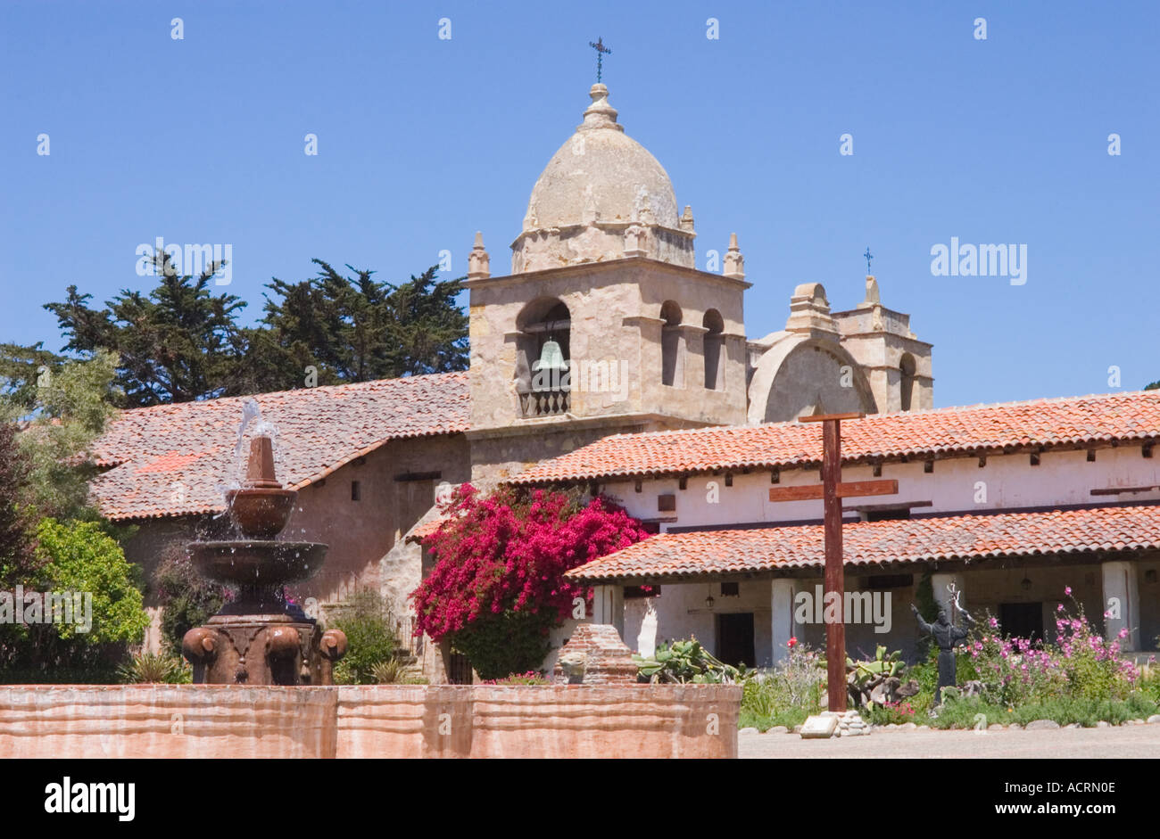 Cour intérieure avec fontaine et statue à San Carlos Borromeo del Rio Carmelo Carmel Mission Californie Banque D'Images