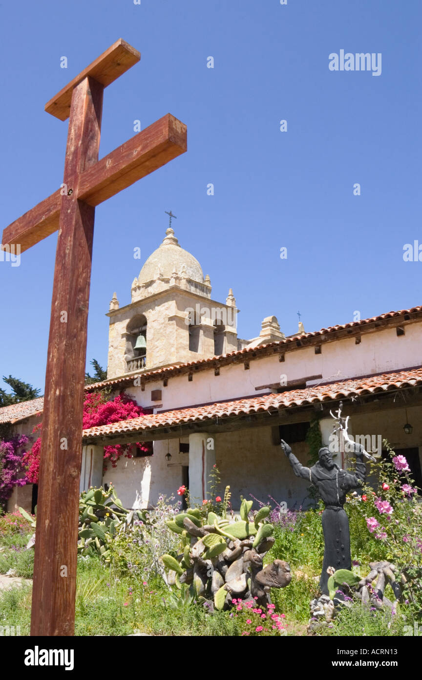 La cour intérieure et clocher à la Mission San Carlos Borromeo del Rio Carmelo Carmel Californie Banque D'Images