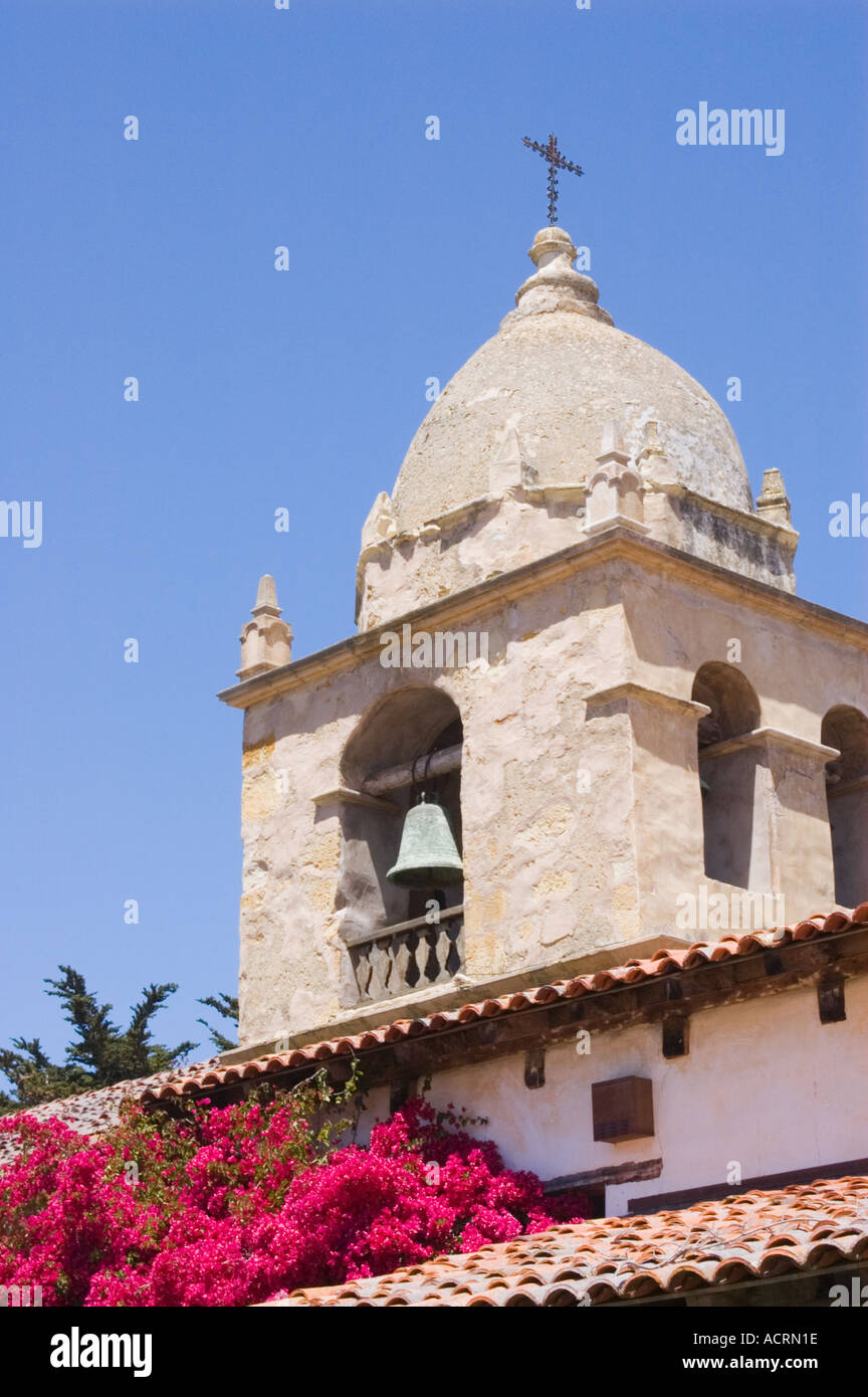 Clocher avec croix de fer à la Mission San Carlos Borromeo del Rio Carmelo Carmel Californie Banque D'Images