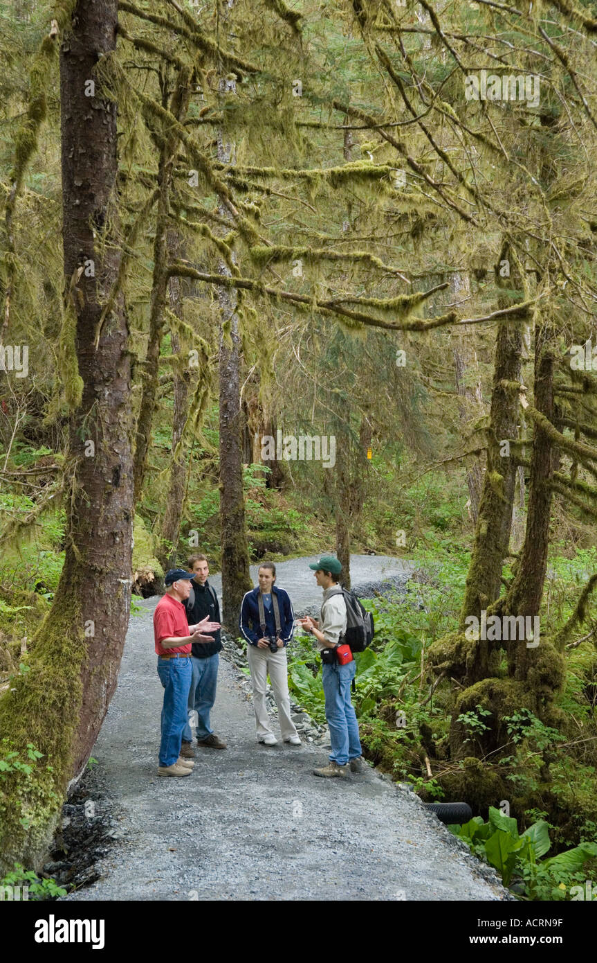 Les visiteurs et les guider sur le sentier de l'Alaska au Sanctuaire de la forêt tropicale près de Ketchikan Alaska Banque D'Images