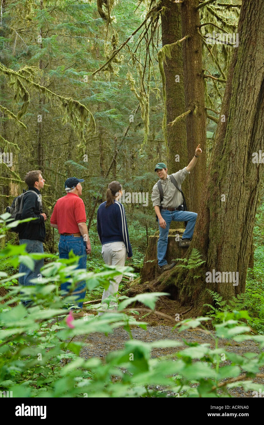 Les visiteurs et les guider sur le sentier de l'Alaska au Sanctuaire de la forêt tropicale près de Ketchikan Alaska Banque D'Images