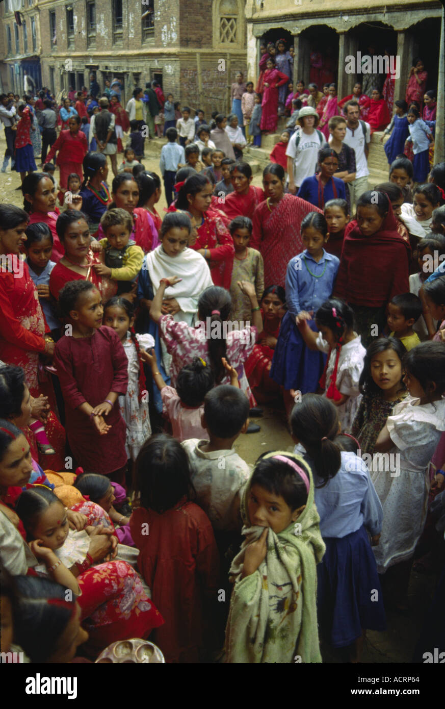 Les femmes et les filles Newar dance dans la célébration de la fête hindoue de Newar Tij qui célèbre et reconnaît que toutes les femmes co Banque D'Images