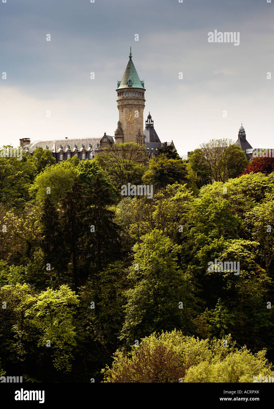 Luxembourg ville - bâtiment de la BCEE à travers la vallée de la Pétrusse Banque D'Images