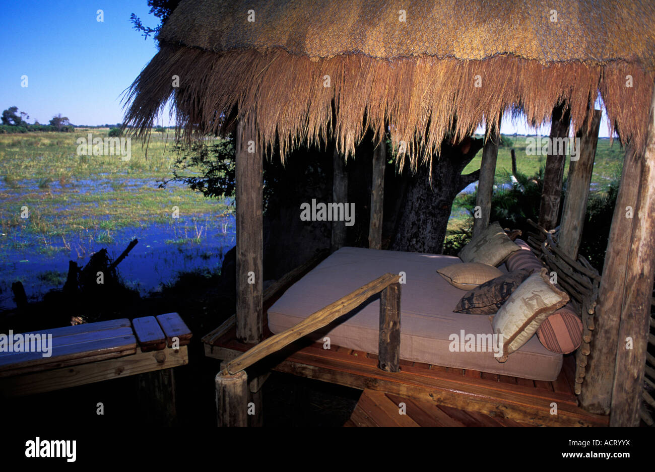 Un sala qui est une aire de repos ombragée et visualisation Mombo Camp Delta de l'Okavango au Botswana Banque D'Images