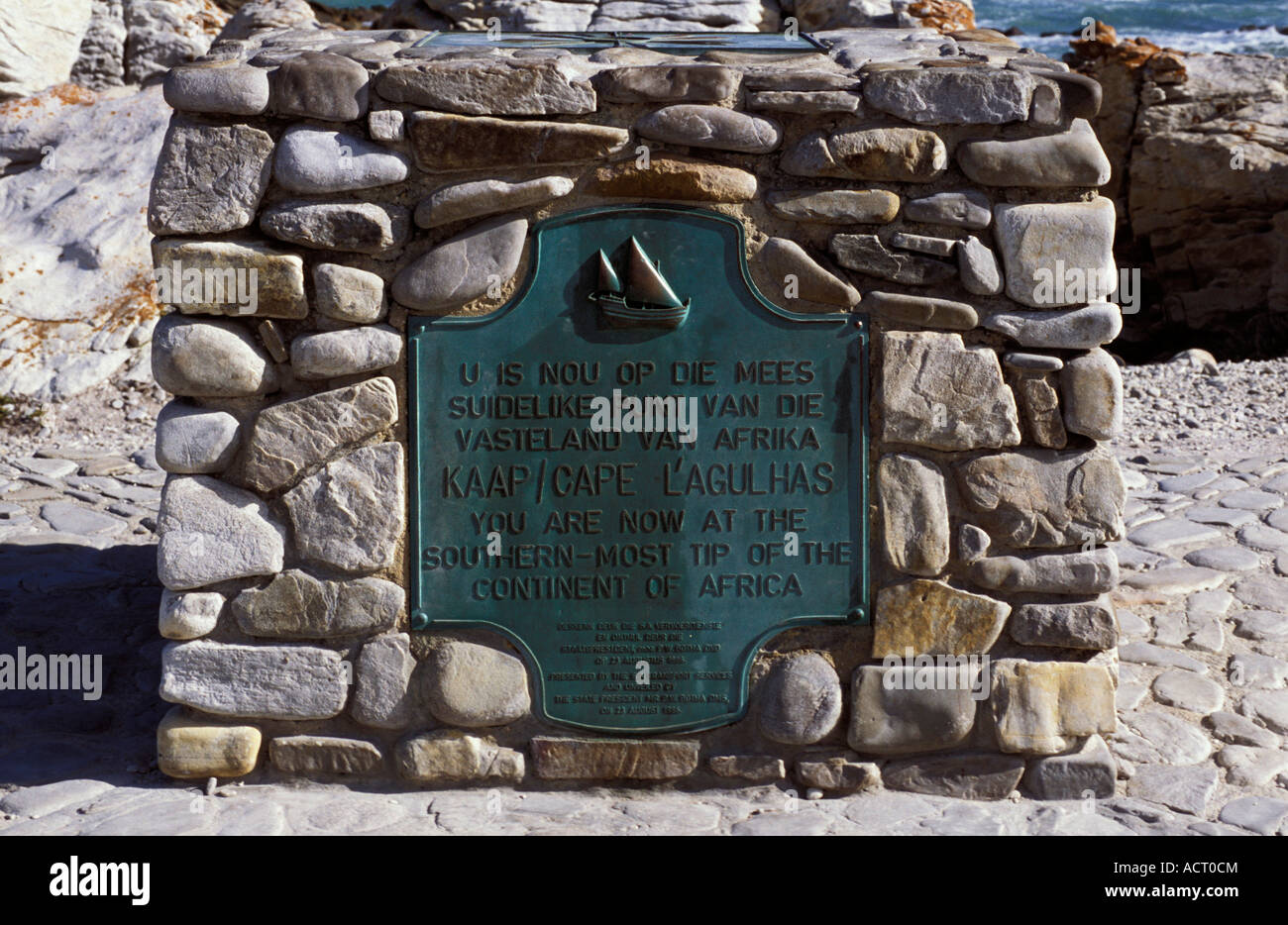 Plaque indiquant point le plus au sud de continent africain au Cap des aiguilles Cap des aiguilles Western Cape Afrique du Sud Banque D'Images