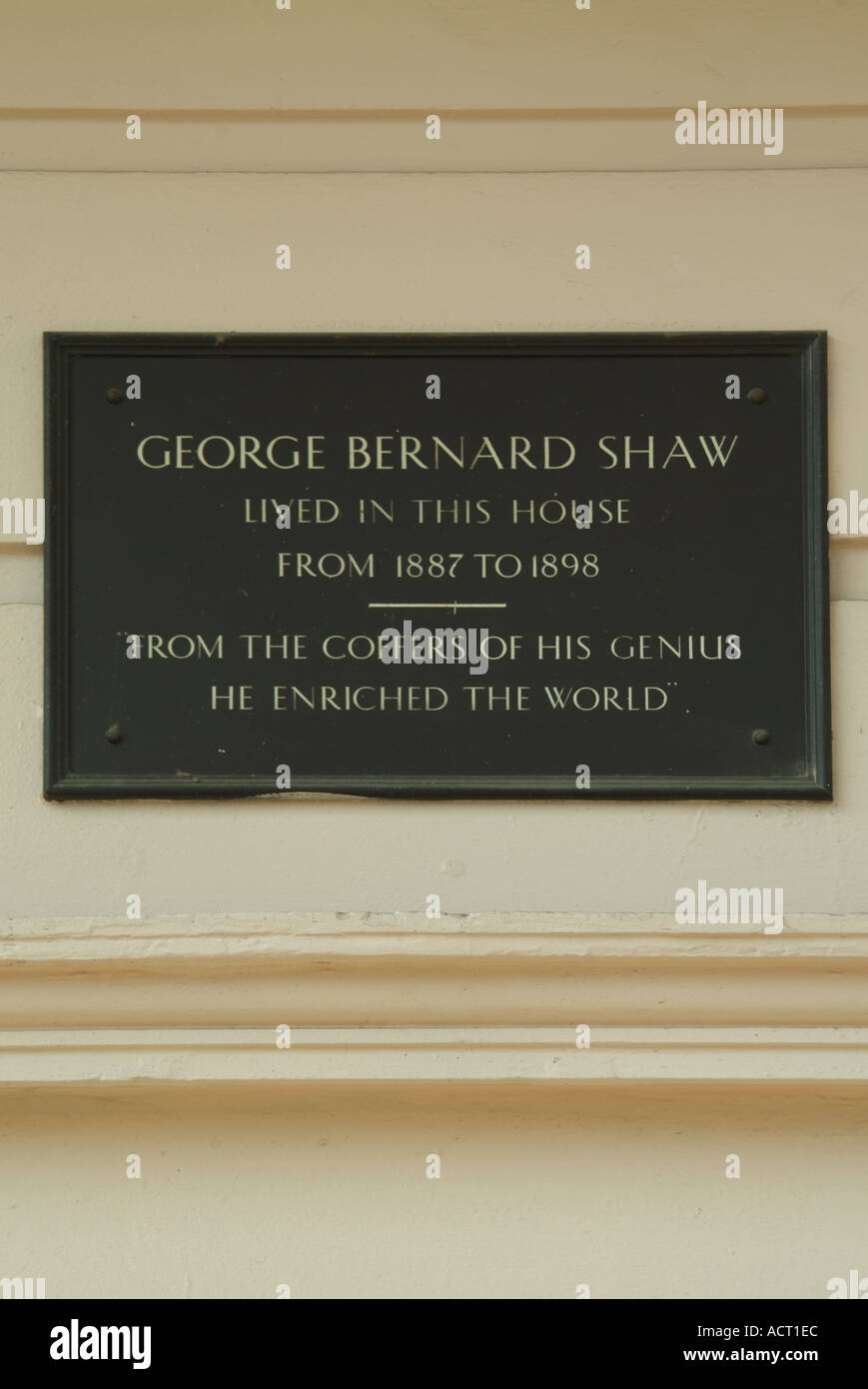 Plaque d'information historique sur un bâtiment Robert Adams à Fitzroy Square enregistrement occupé par George Bernard Shaw 1887 à 1898 Londres Angleterre Royaume-Uni Banque D'Images