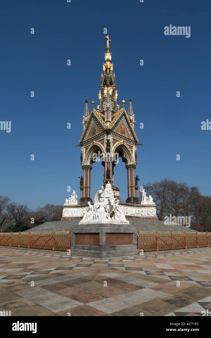 Monument historique victorien d'hiver de Londres Albert Memorial dans le paysage de Kensington Gardens avec Prince Albert assis jour bleu ciel Londres Angleterre Royaume-Uni Banque D'Images