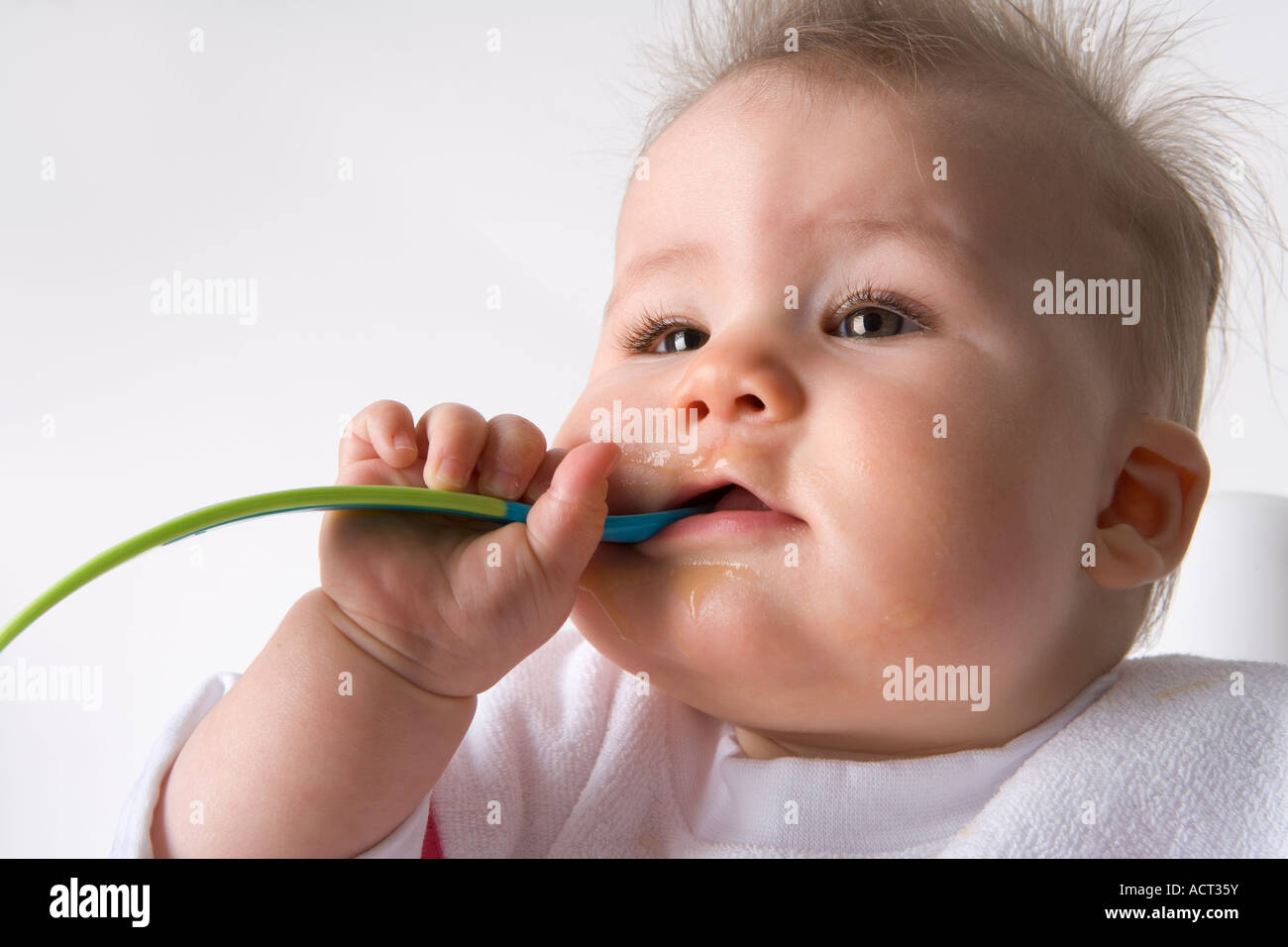 Bebe Joufflu De Manger Une Cuillere Photo Stock Alamy