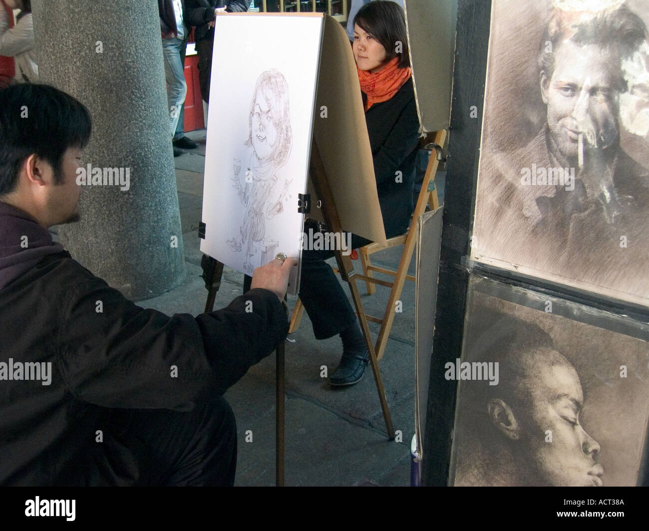Caricaturiste de rue avec le dessin et l'objet de marché couvert de Covent garden london uk Banque D'Images