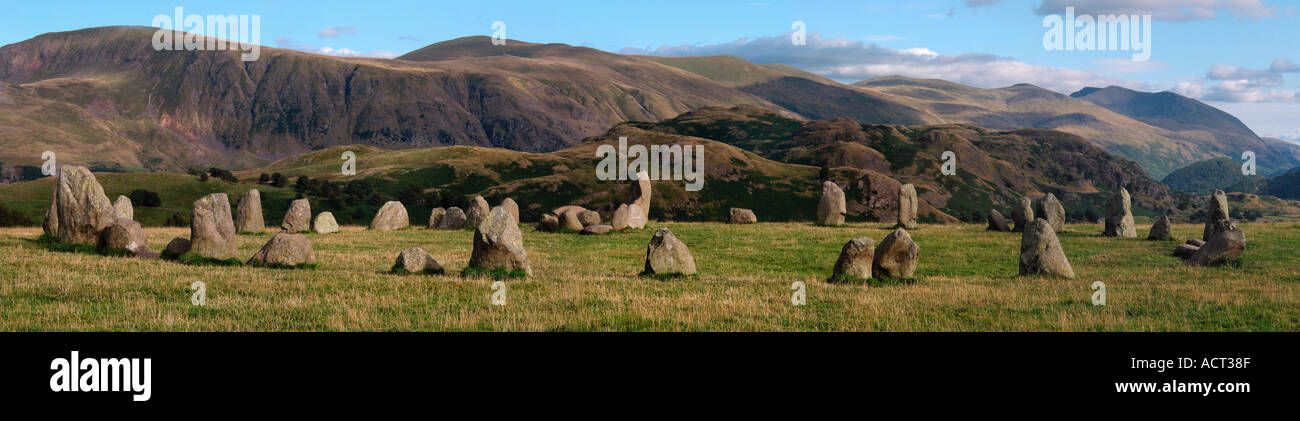Le cercle de pierres de Castlerigg près de Keswick à la fin de soir soleil avec ciel bleu Banque D'Images