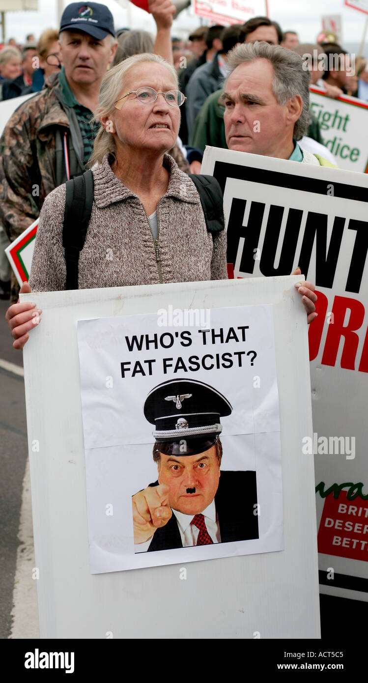 Vice-Premier ministre britannique John Prescott dépeint comme un nazi sur l'écriteau tenu par une chasse au manifestant pro Parti du Travail Conf Banque D'Images