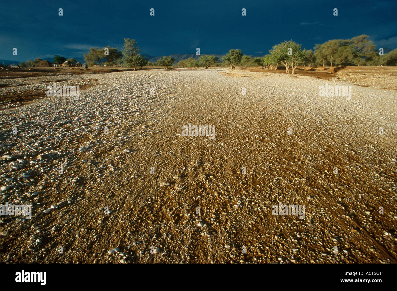 Paysage de l'arrivée d'une tempête vue d'un lit de rivière de galets Sesfontein Kaokoland Namibie Banque D'Images