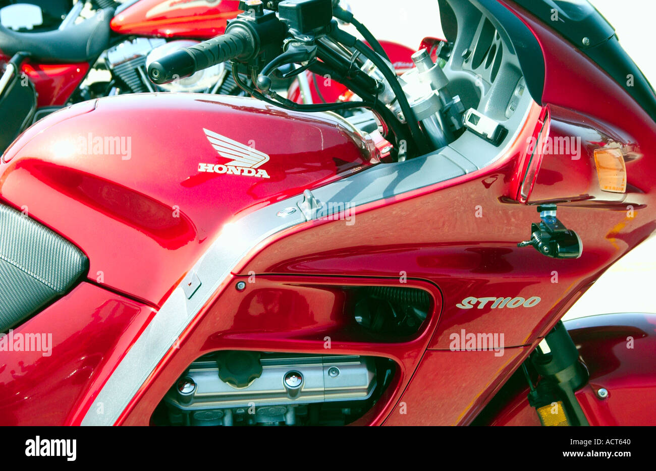 Gros plan moto Honda rouge Photo Stock - Alamy