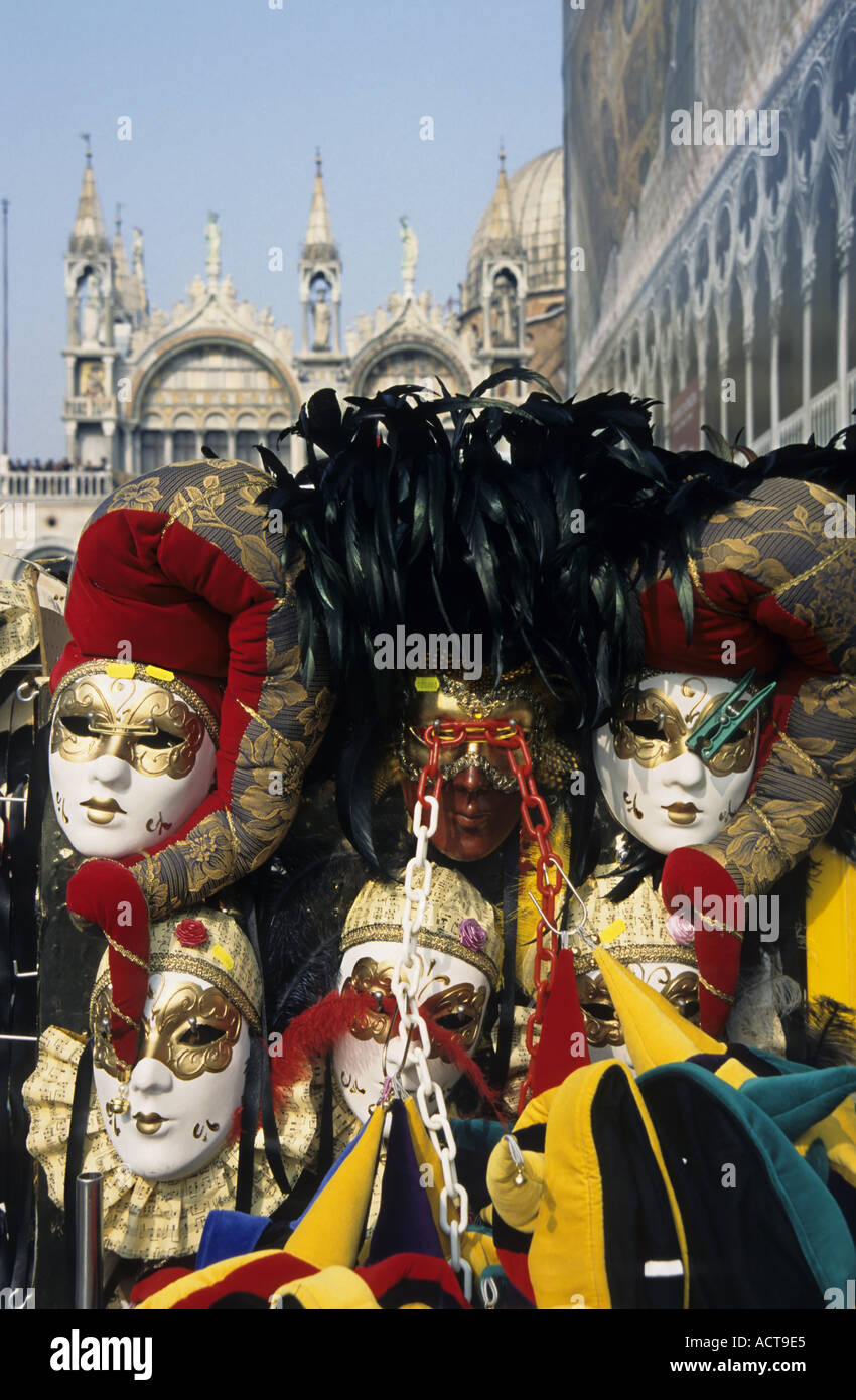 Personne entouré de masques élaborés pour la vente sur la Basilique St Marc, Venise, Italie. Banque D'Images